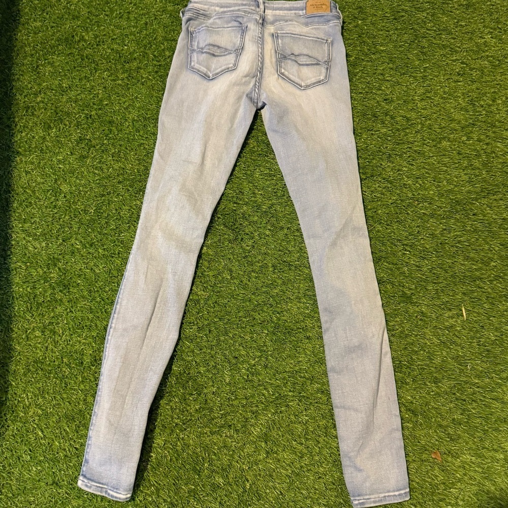 Abercrombie & Fitch Women’s Light Wash Long 27x31 Skinny Jeans